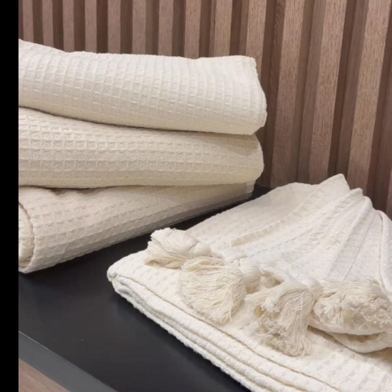 Manta Decorativa Premium para Sofá em Algodão com Pompom Artesanal – Casa Mais 1,40 x 1,40